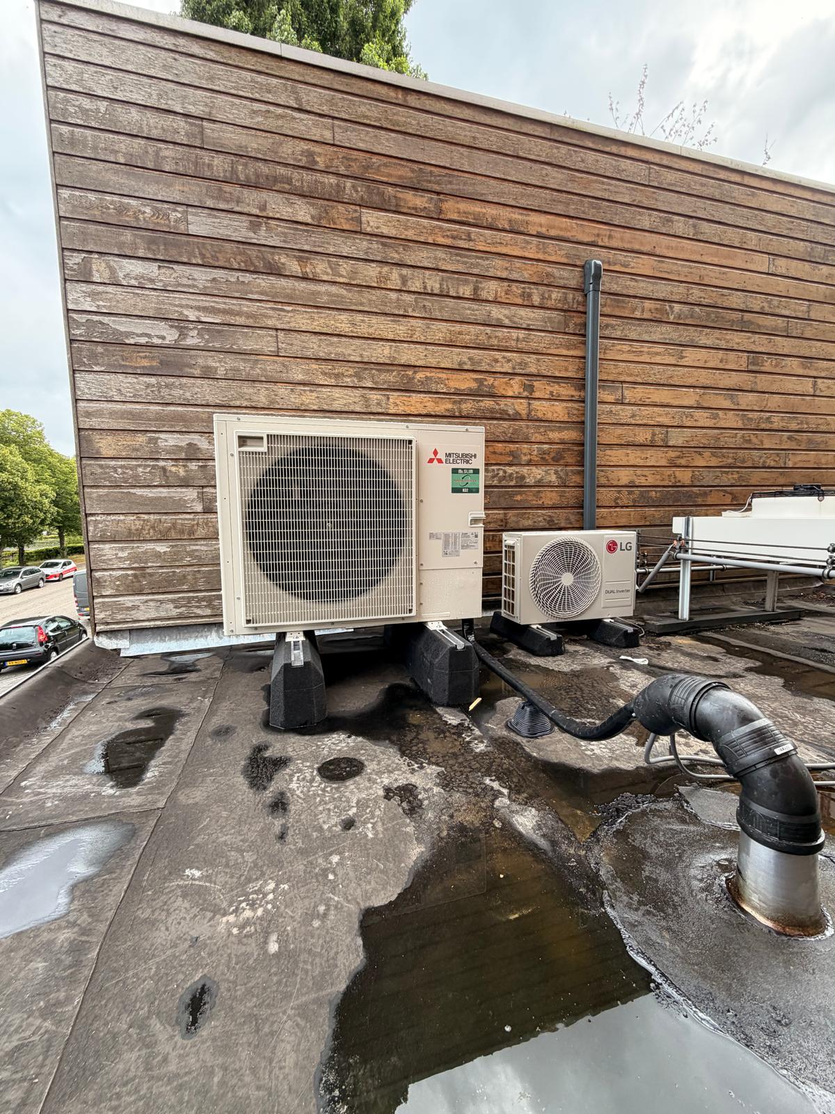 Mitsubishi Electric buitenunit op het dak bij Poelier Amstelveen