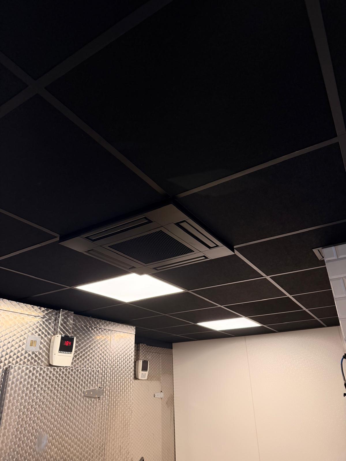 Zwart gespoten Mitsubishi Electric cassette binnenunit in het plafond